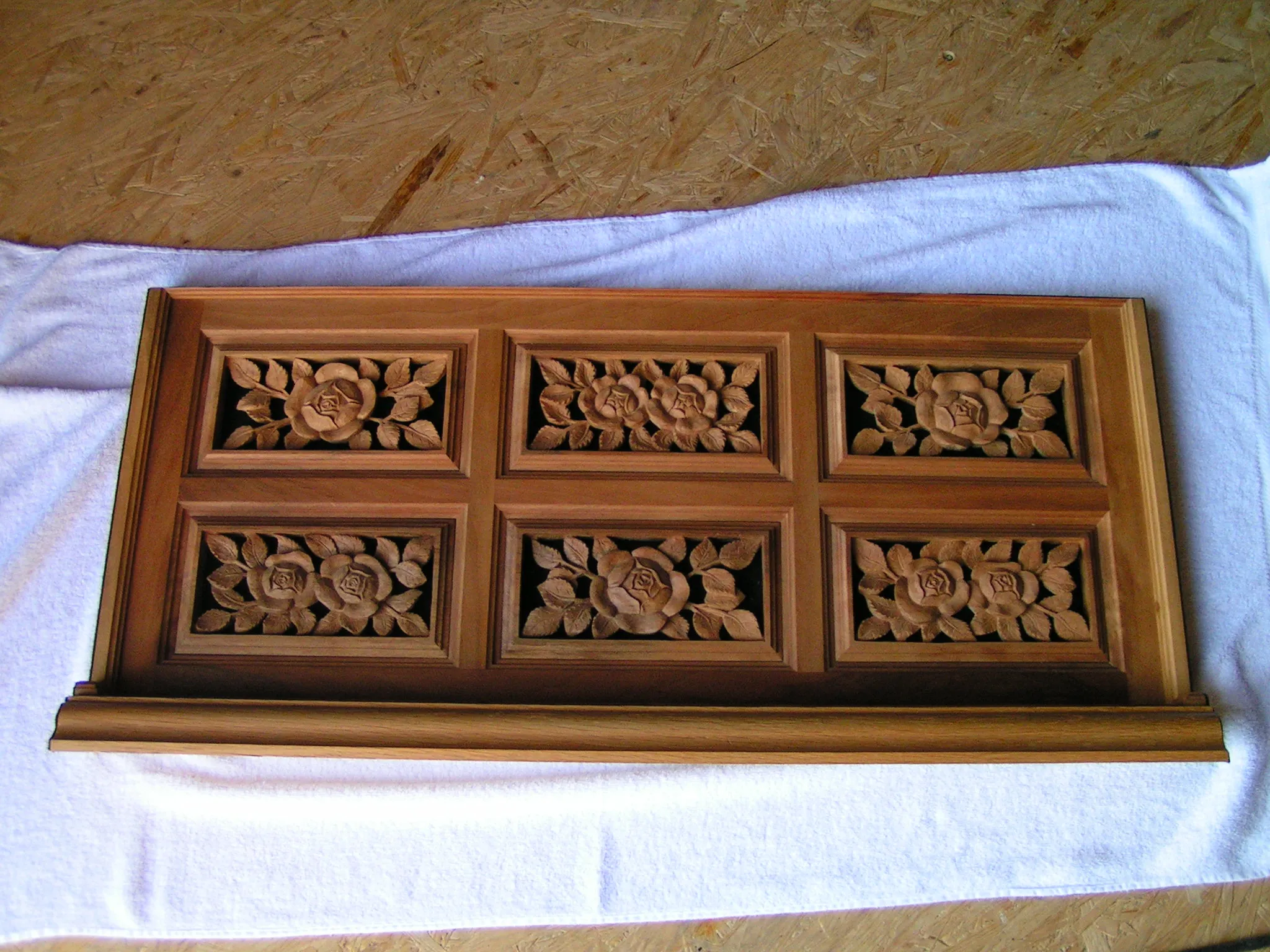 Nussbaumschnitzereien am Instrument des Orgelbauers Thölken